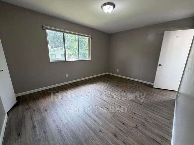 Building Photo - 11050 Linnell Dr
