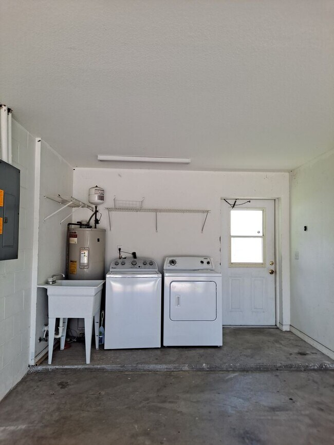 Building Photo - Available NOW! - 3BR 2BA OFF RIVERSIDE DR FOR RENT