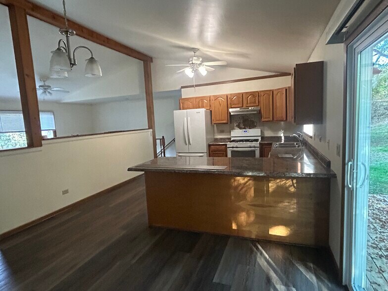 Building Photo - 38910 N Kenmore Rd