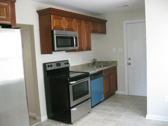 Building Photo - Beautiful 2BR single family with detached ...