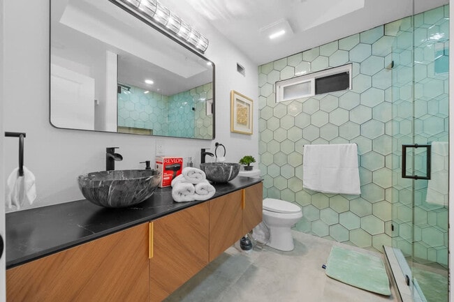 Building Photo - 5048 Bluff Pl