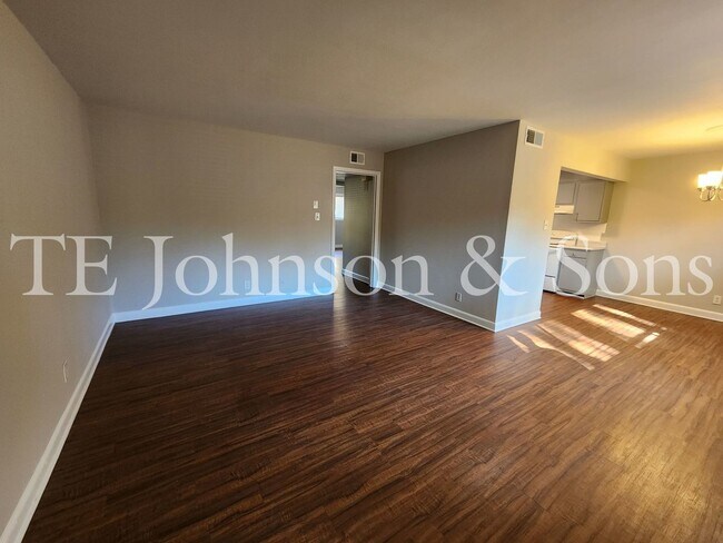 Building Photo - 2 Bedroom Salem View Apartment!