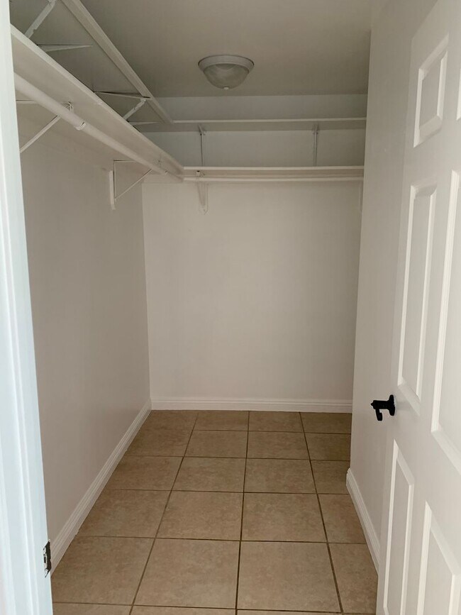 Building Photo - Willowbrook Triplex