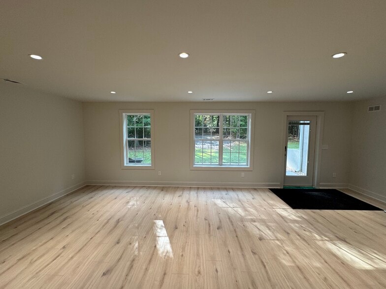 Building Photo - 886 Moore Rd