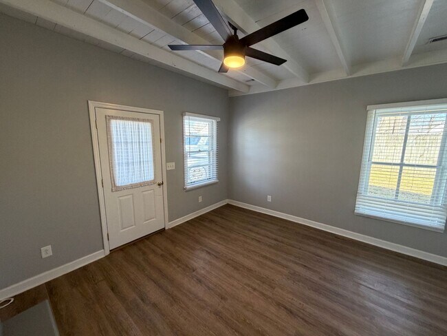 Building Photo - LIve in beautiful downtown Franklin!