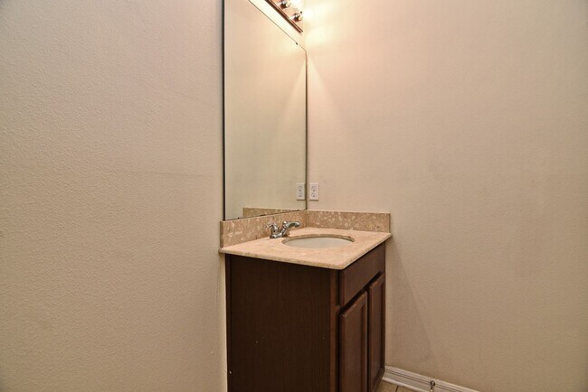 Building Photo - Lovely Town Home Available