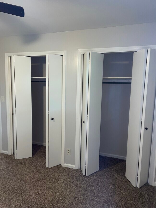 Building Photo - 400 Schenkel Ln