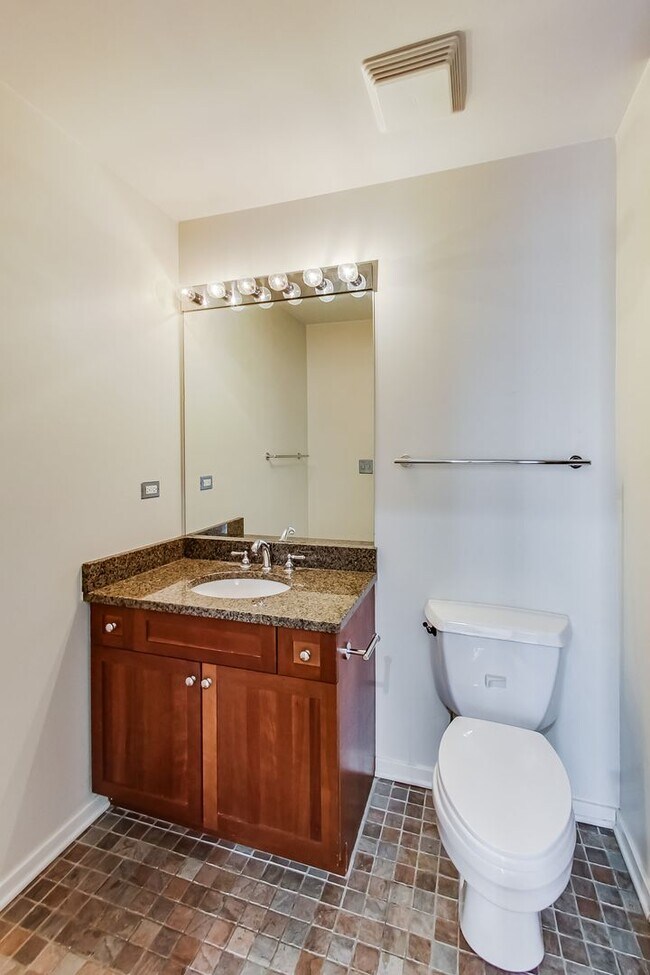 Building Photo - SW CORNER 2 BED / 2 BATH CONDO IN UNIVERSI...