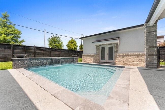 Building Photo - 10070 Cedardale Dr