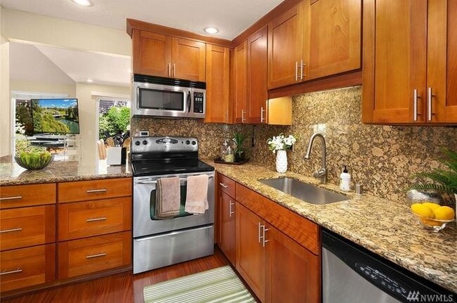 Beautiful kitchen - 1605 102nd Pl NE