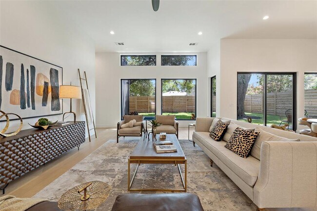 Building Photo - 2305 Southern Oaks Dr