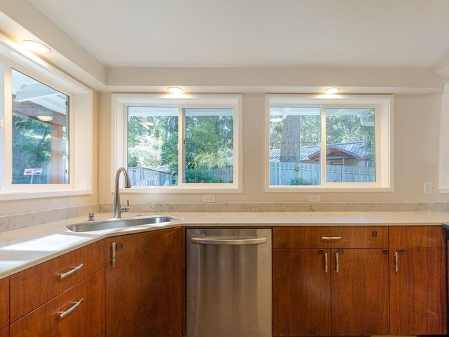 Building Photo - Beautiful 3br/2bth - SW Portland