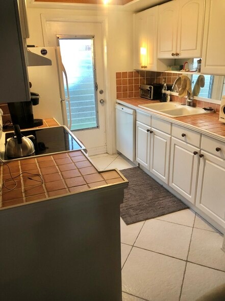 Building Photo - 700 SE 7th Ave