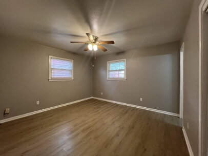 Building Photo - "Charming 3-Bed, 2-Bath Haven on 68th Street, Lubbock - Perfectly Cozy at 1088 Sq Ft!"