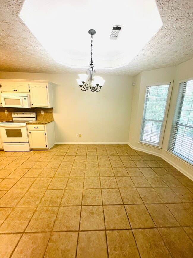 Building Photo - ** 3 Bed 2 Bath located off McQueen Smith ...