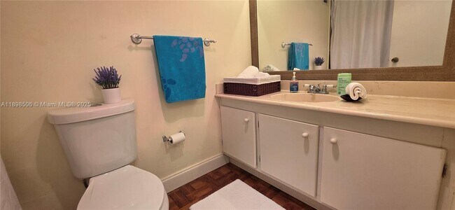 Building Photo - 1650 NE 115th St