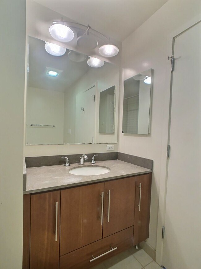 Building Photo - Fantastic 2 Bedroom/2 Bathroom Condo For R...