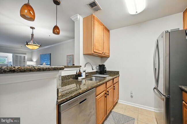 Building Photo - 3175 Summit Square Dr