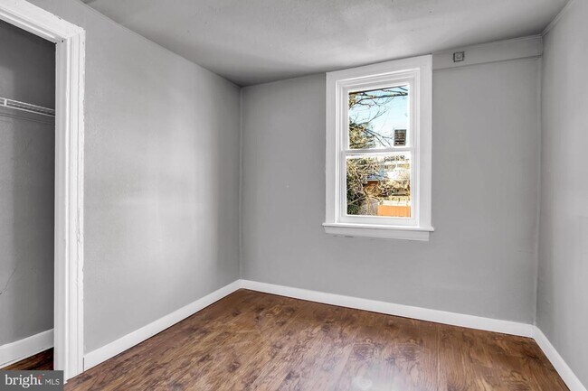 Building Photo - Coming Soon - Spacious 3 Bedroom 1.5 Bath ...
