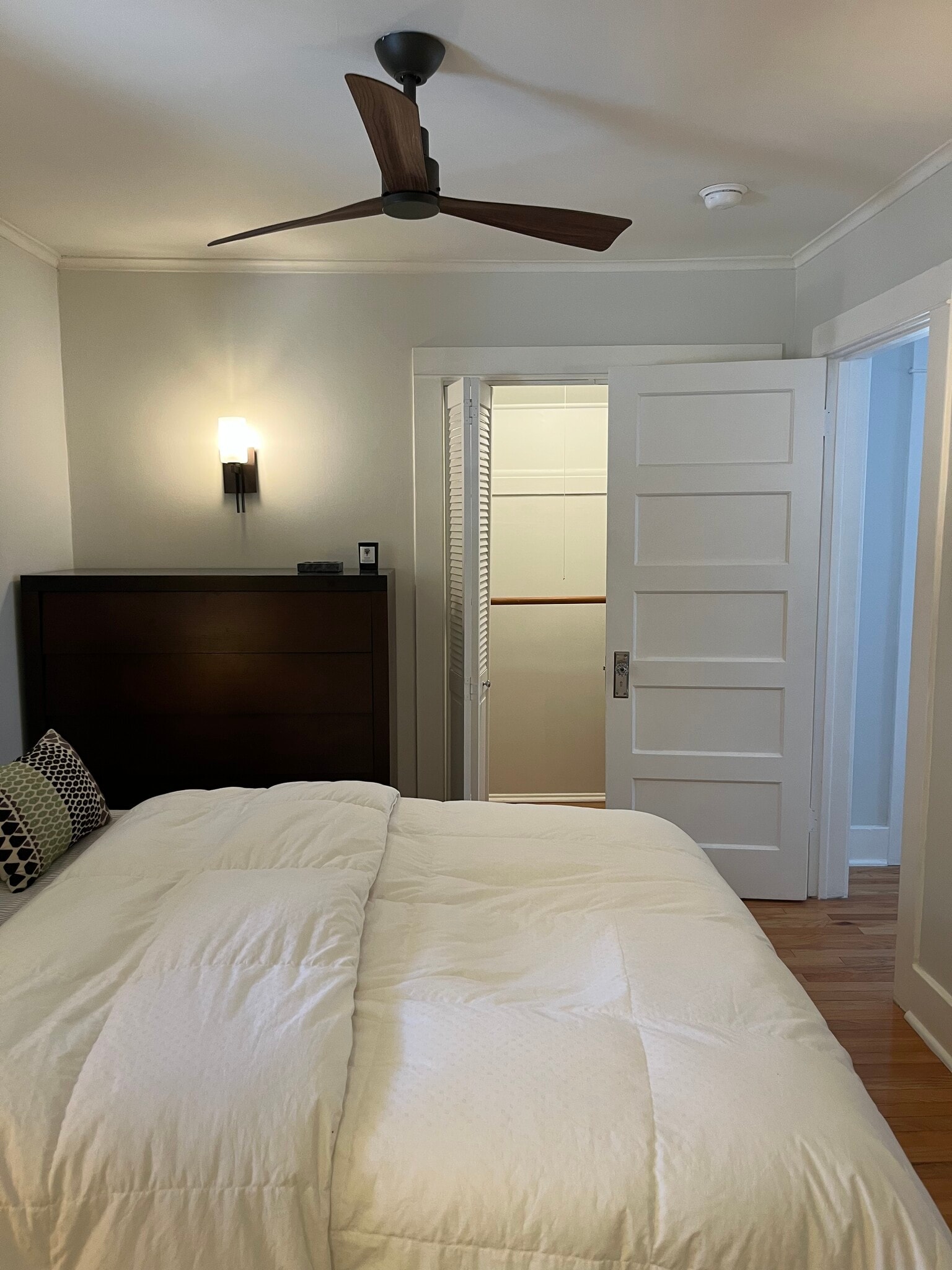 Building Photo - 7022 De Longpre Ave