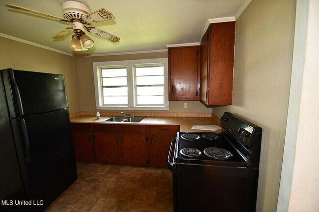 Building Photo - Cute home in Leakesville