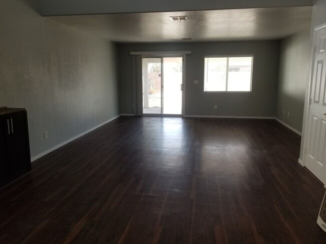 Building Photo - North Las Vegas Upgraded 4 Bedroom!