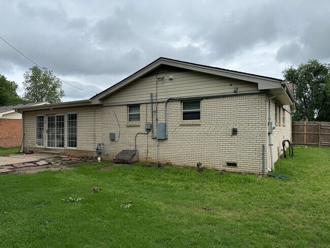 Building Photo - Welcome to this charming 3 bedroom, 2 bath...