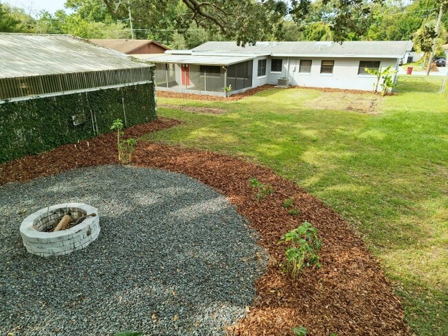 Building Photo - 4 bed 2 bath home