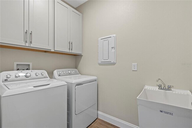 Building Photo - 12144 Stoneleigh Aly