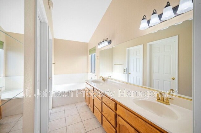 Building Photo - 516 Carrigane Way