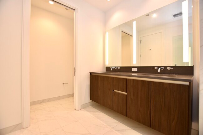 Building Photo - 60 E Randolph St