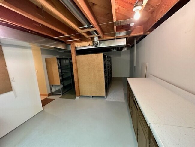 Building Photo - 6 bedroom, 4.5 bath Whitefish chain, 12 mo...