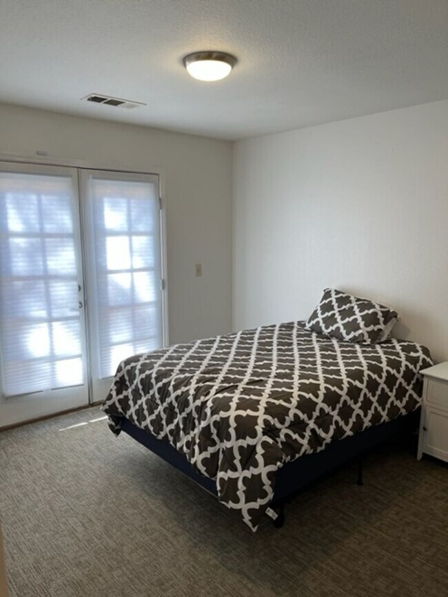 Building Photo - Nice 5 bedroom home with a large garage.