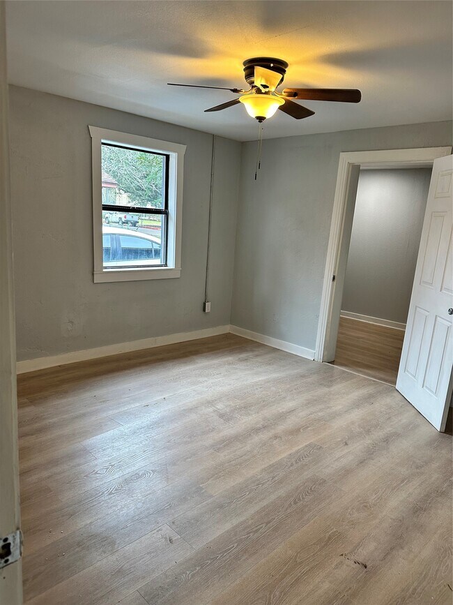 Building Photo - 912 W Cleveland St