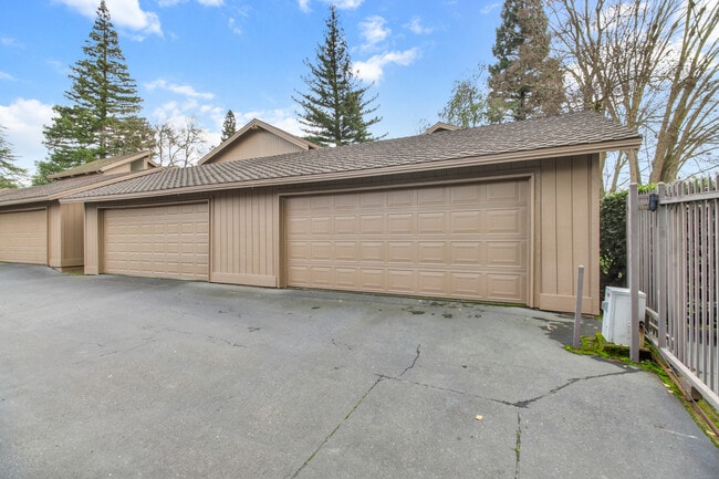 Building Photo - 2220 Boyer Dr