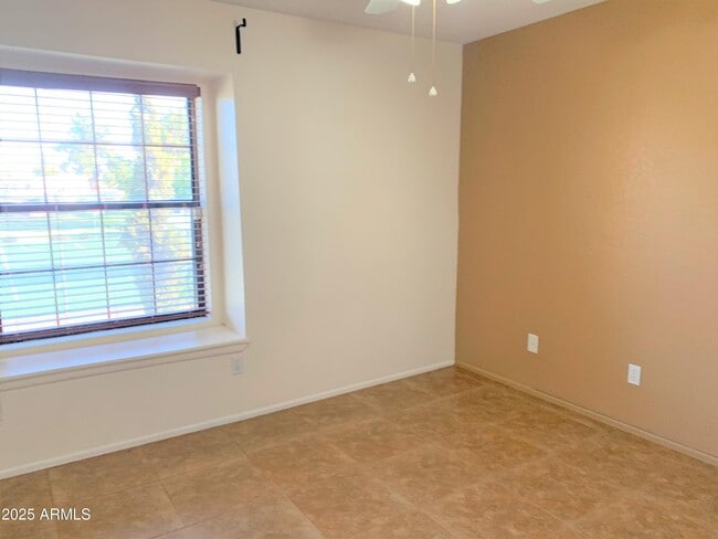 Building Photo - 933 E Lodge Dr