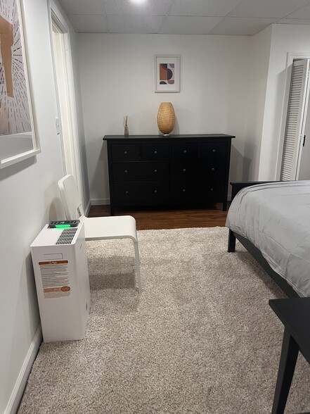 Building Photo - 266 Malletts Bay Ave