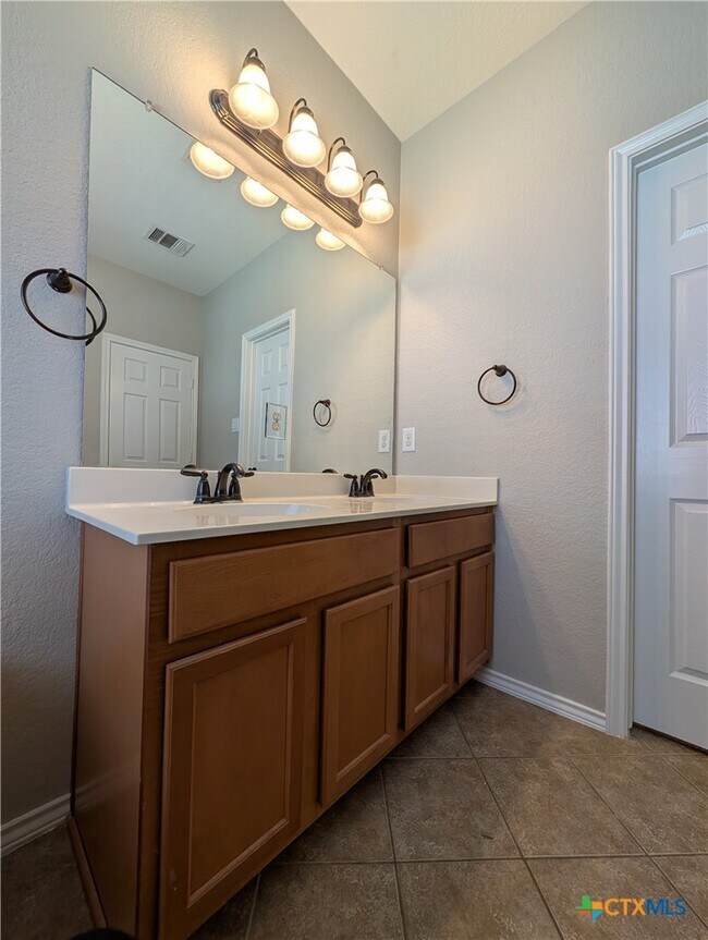 Building Photo - 2937 Post Oak Cir