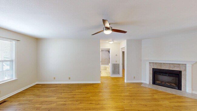 Building Photo - Spacious 3 Bedroom Home in Ashland City!