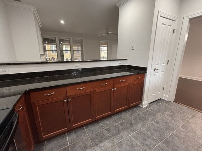 Building Photo - 5565 Colonial Chatsworth Cir