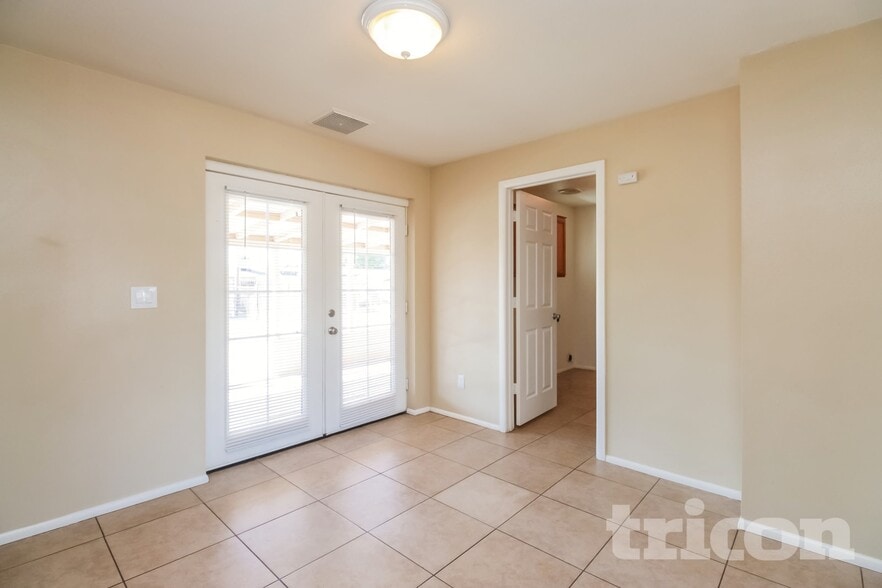 Building Photo - 5017 W Sierra Vista Dr