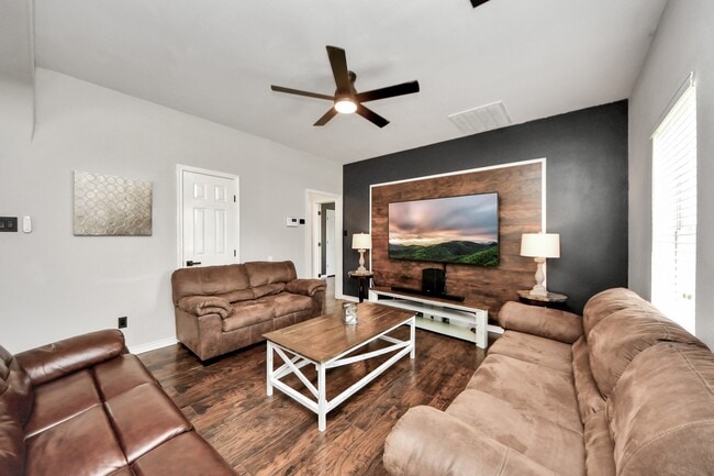 Building Photo - 1603 Dove Run