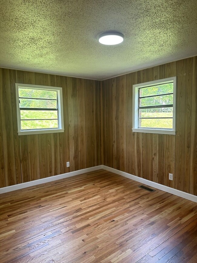 Building Photo - 3 Bedroom/1 bath home