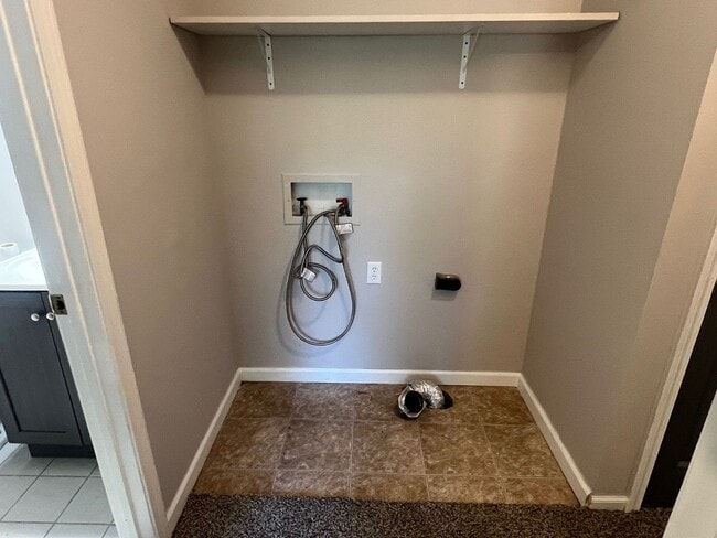Building Photo - Updated 3 bed 1 bath home - Available Now