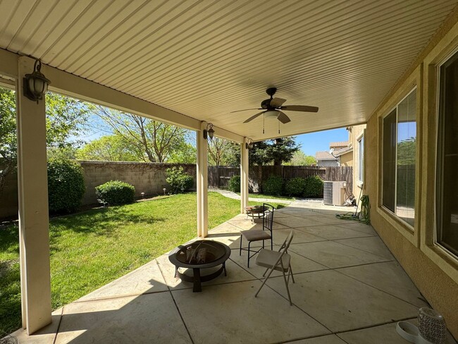 Building Photo - BEAUTIFUL TWO STORY 5 BEDROOM 3 BATH MERCE...