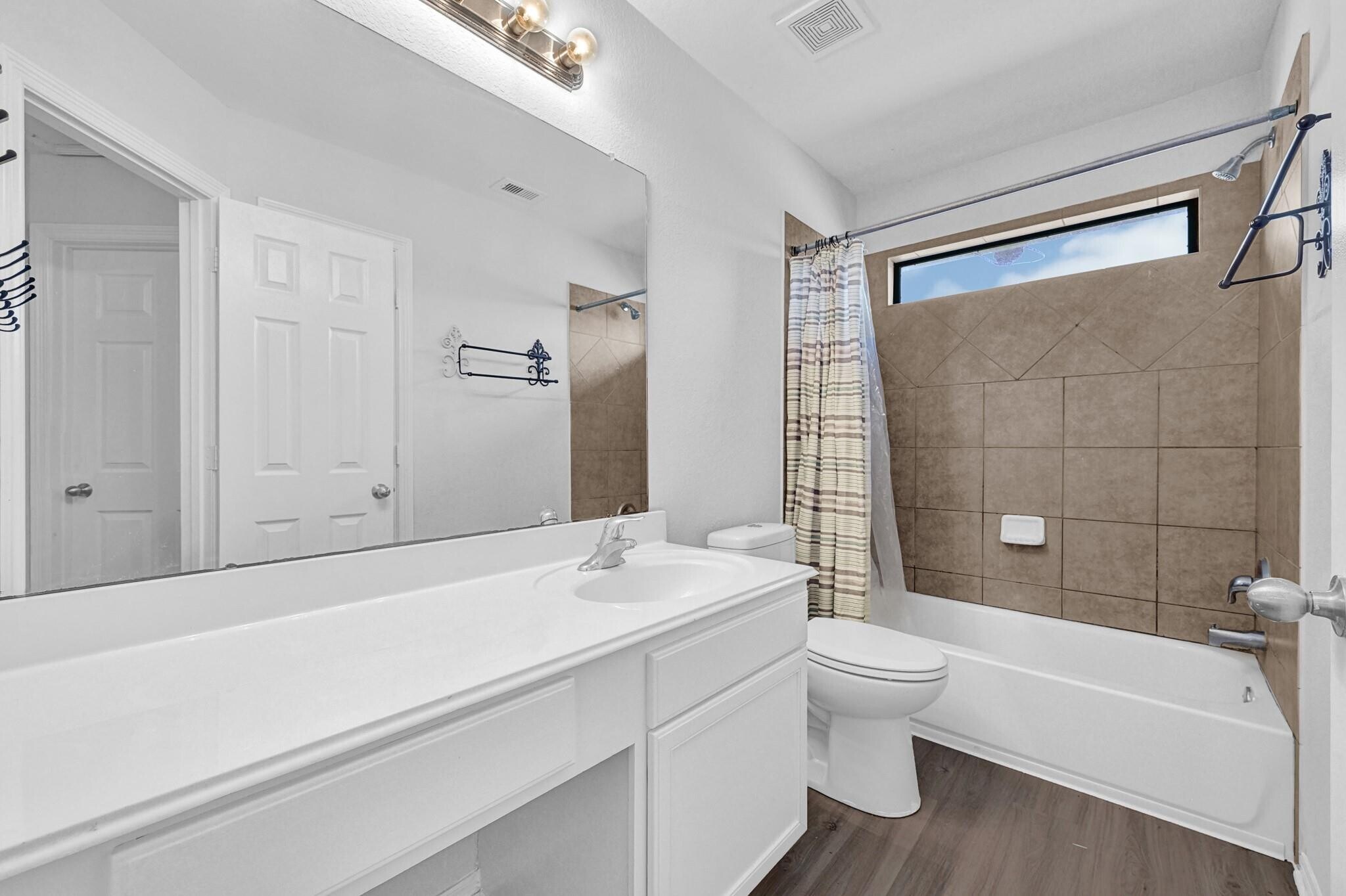 Secondary Bathroom Upstairs - 811 Belvedere Dr