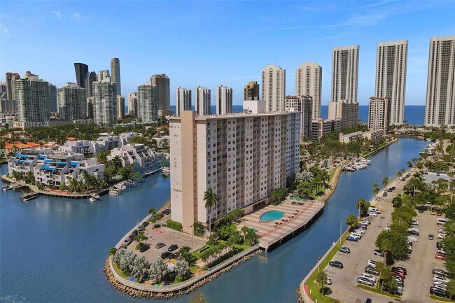 Building Photo - 400 Kings Point Dr