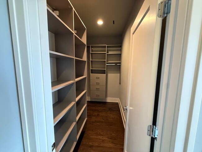 Building Photo - Luxury 3BR/2BA Condo – Prime Hyde Park Location, Modern Finishes