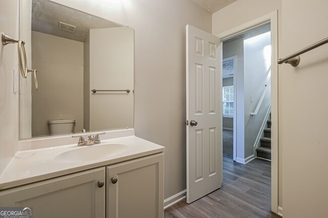 Building Photo - 2000 Redwood Trace