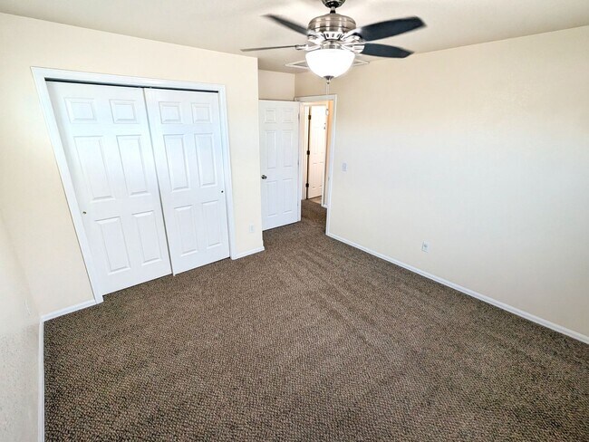 Building Photo - Large Single Family Home